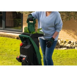 Akkuoksasilppuri Bosch UniversalShredder 2x18V-25 2x4.0Ah akuilla
