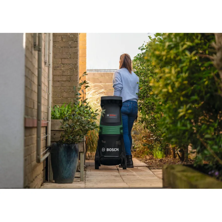 Akkuoksasilppuri Bosch UniversalShredder 2x18V-25 2x4.0Ah akuilla