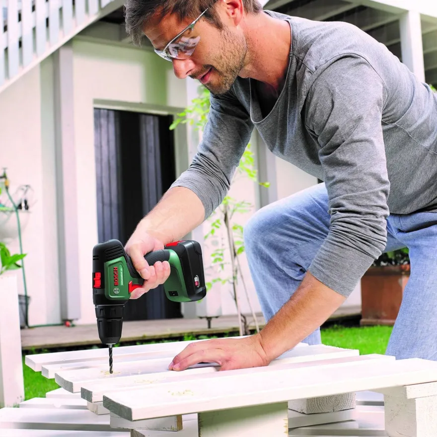 Akkuporakone Bosch UniversalDrill 18V, 2x1.5Ah akuilla, 241 tarviketta + SystemBox