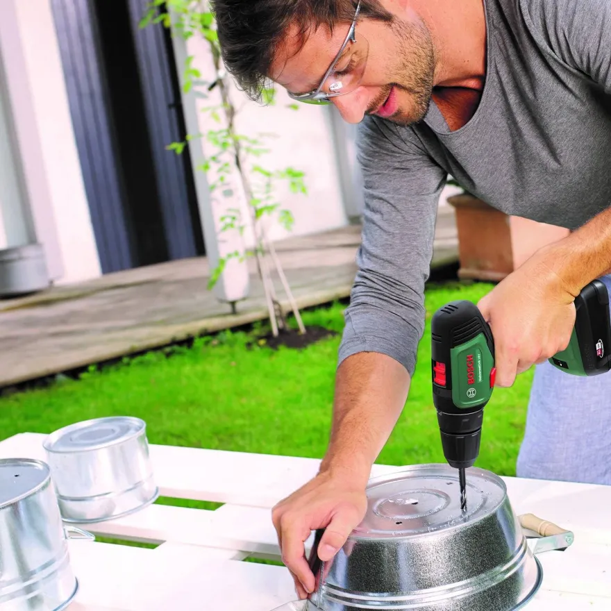 Akkuporakone Bosch UniversalDrill 18V, 2x1.5Ah akuilla, 241 tarviketta + SystemBox