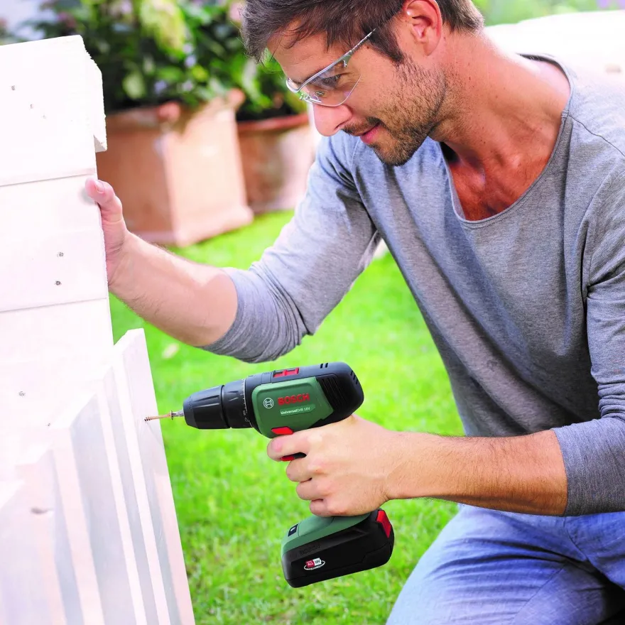 Akkuporakone Bosch UniversalDrill 18V, 2x1.5Ah akuilla, 241 tarviketta + SystemBox