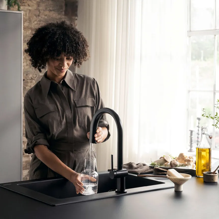 Keittiöhana Hansgrohe Aqittura M91 SodaSystem 210, ulosvedettävä juoksuputki 1jet, sBox, setti, mattamusta