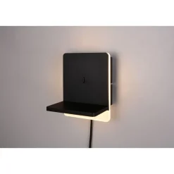 LED-seinävalaisin latausasemalla Trio Fairfield