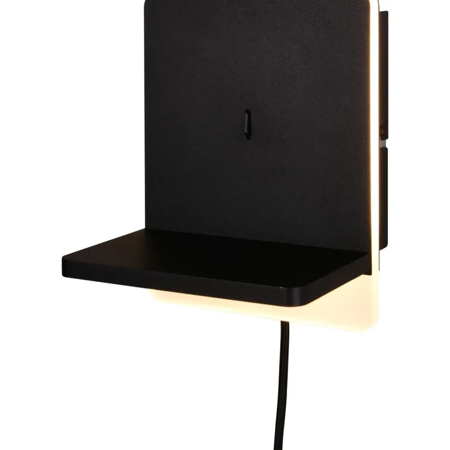 LED-seinävalaisin latausasemalla Trio Fairfield