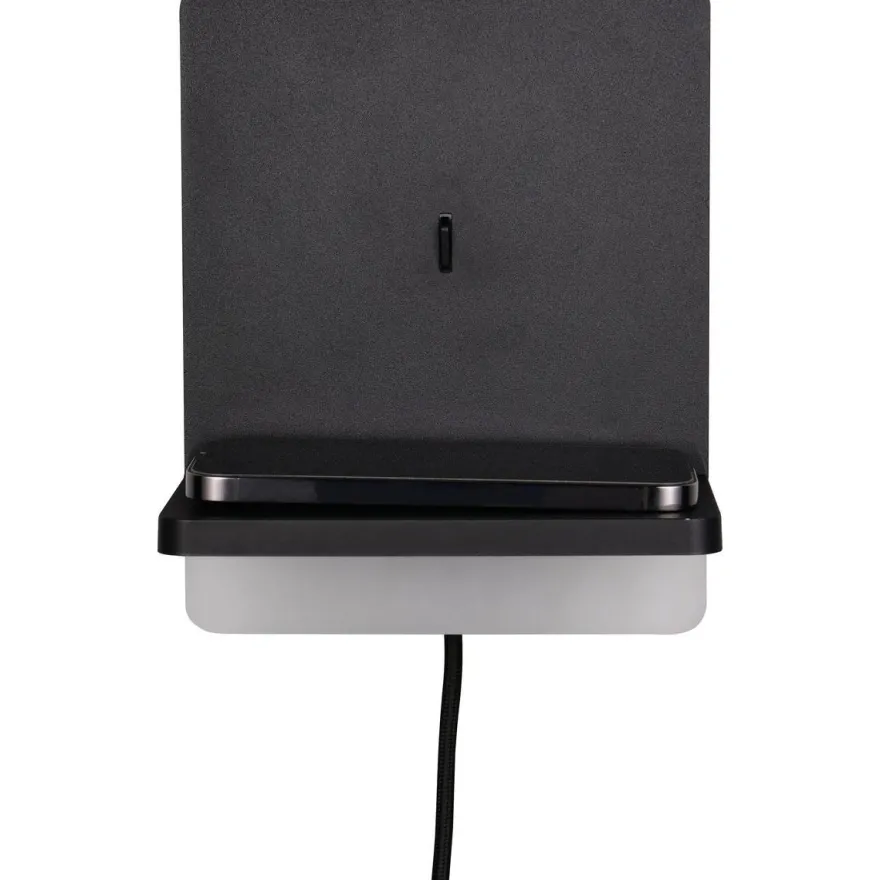 LED-seinävalaisin latausasemalla Trio Fairfield