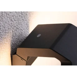 LED-ulkoseinävalaisin liiketunnistimella Paulmann Zenera, IP44, 2200-3000K, korroosionkestävä, antrasiitti