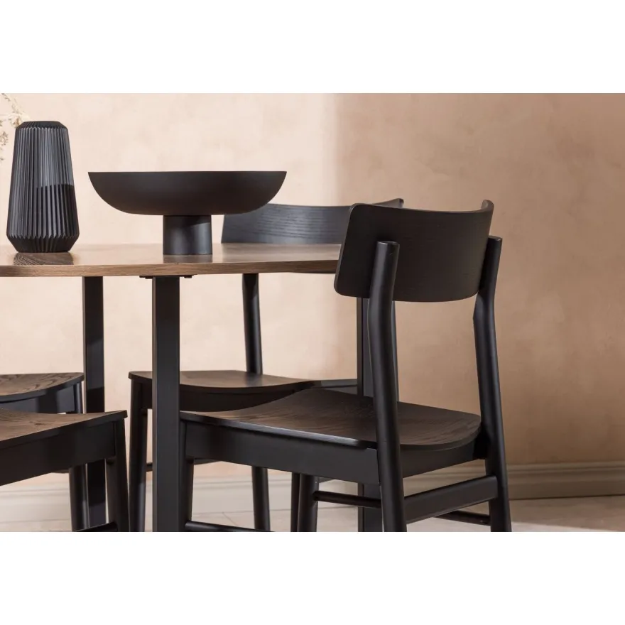 Ruokailuryhmä Venture Home, ⌀120cm Durango-pöytä + 4 mustaa Montros-tuolia