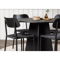 Ruokailuryhmä Venture Home, ⌀110cm musta Bootcut-pöytä + 4 mustaa Polly-tuolia
