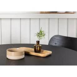 Ruokailuryhmä Venture Home, ⌀110cm musta Bootcut-pöytä + 4 mustaa Polly-tuolia