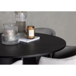 Ruokailuryhmä Venture Home, ⌀110cm musta Bootcut-pöytä + 4 vaaleanharmaata Evelina-tuolia, sametti