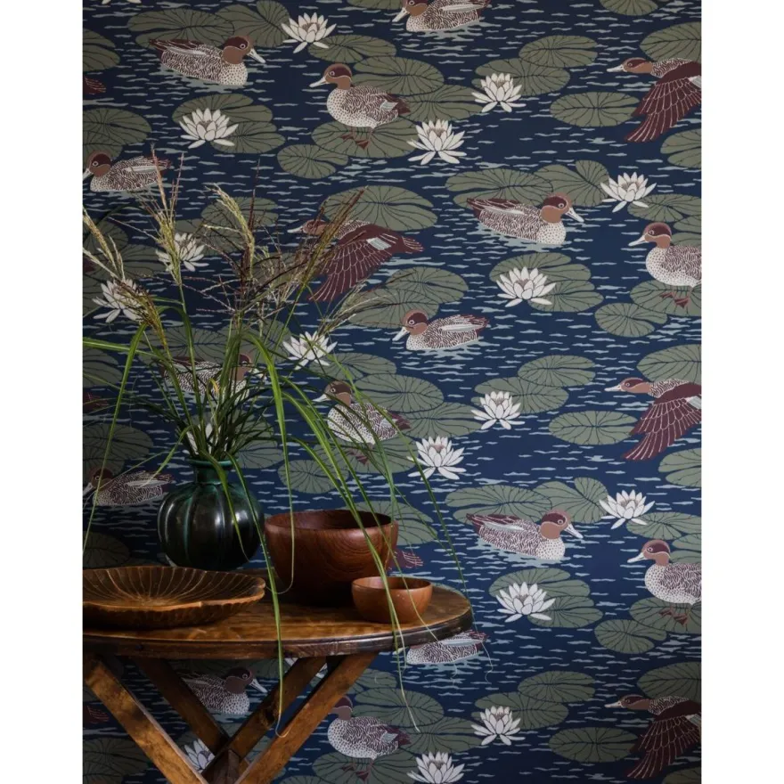 Tapetti Långelid/Von Brömssen Duck pond, non-woven, joutsen, tummansininen