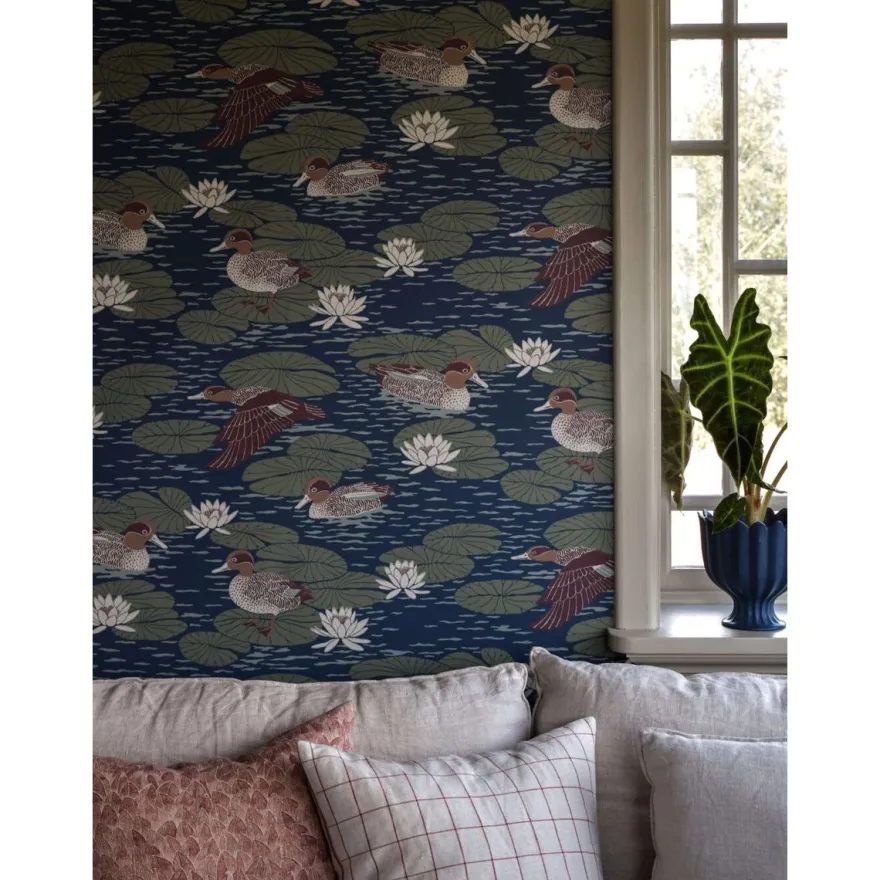 Tapetti Långelid/Von Brömssen Duck pond, non-woven, joutsen, tummansininen