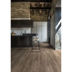 Vinyylilankku Kährs Luxury Tiles Saxon, 1210x172x5mm, integroitu askeläänieriste